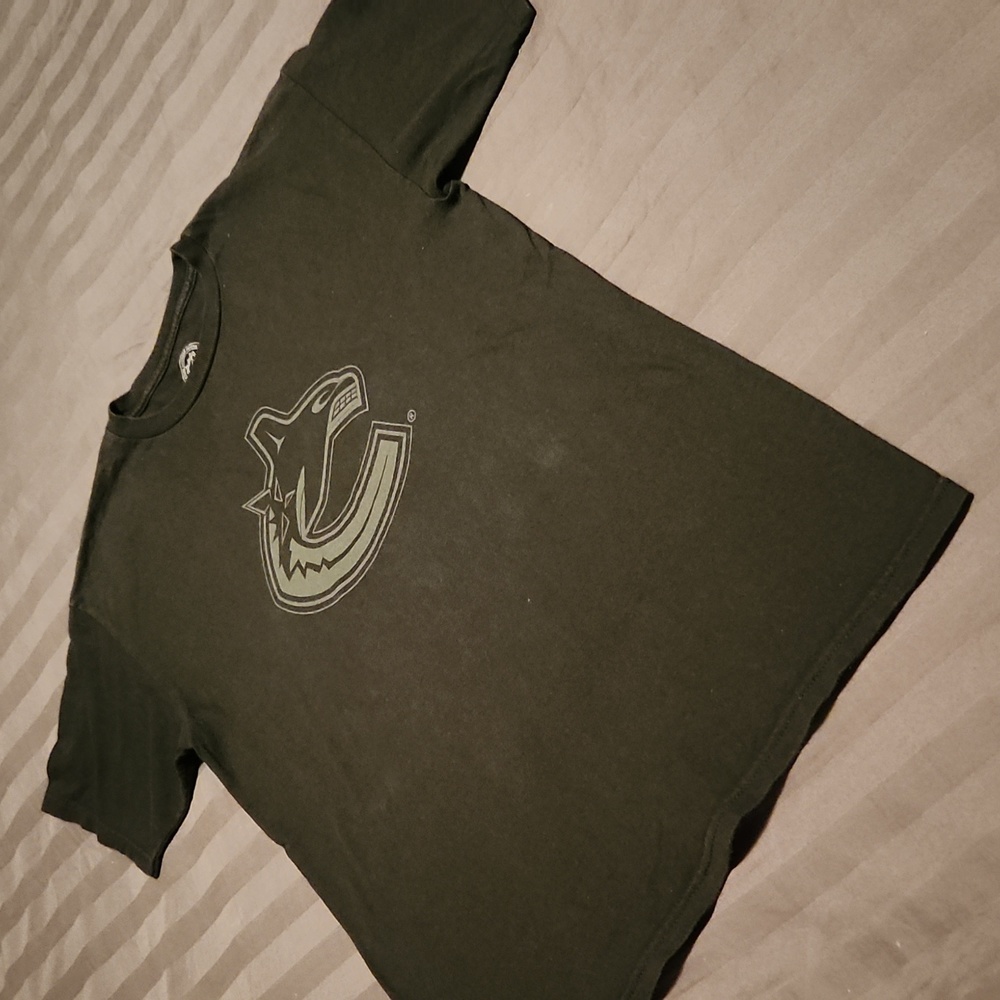 Mens NHL Canucks t-shirt,  size M